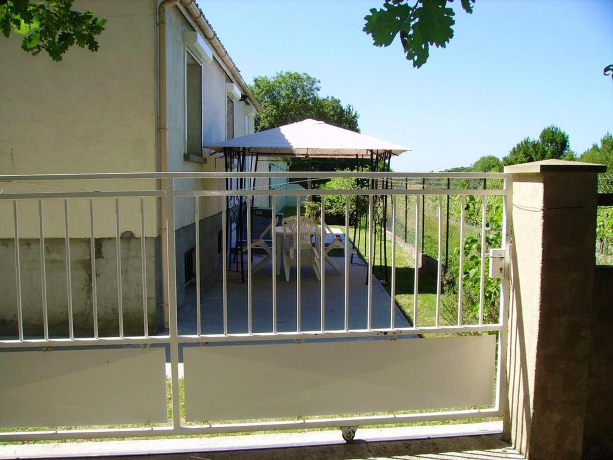 Appartement Charmant A Breuillet Avec Jardin Spacieux Екстер'єр фото