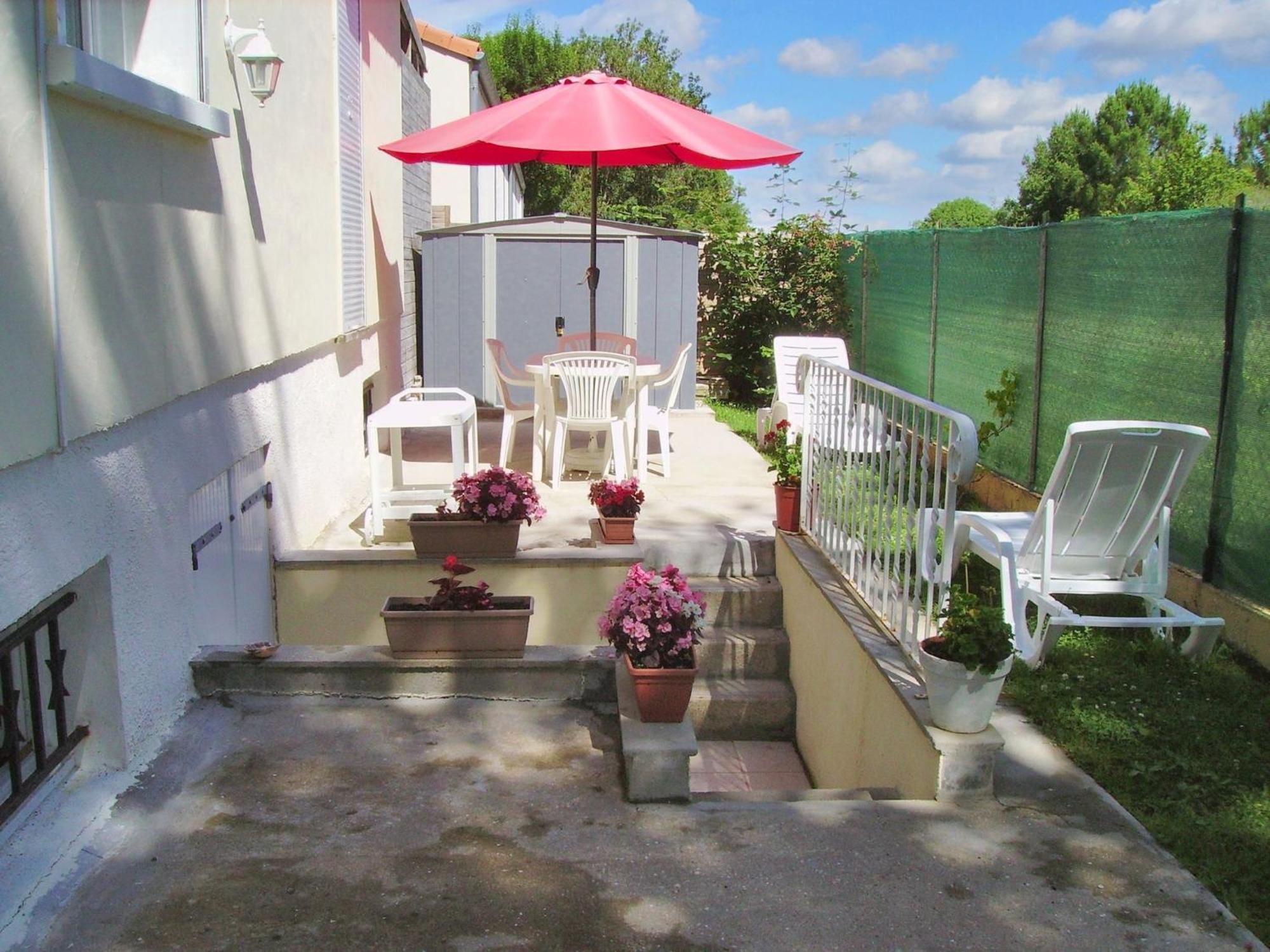 Appartement Charmant A Breuillet Avec Jardin Spacieux Екстер'єр фото